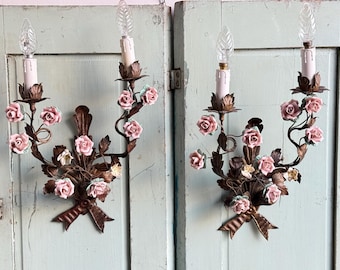 Apliques antiguos italianos de Tole dorados con flores de cerámica, apliques de pared románticos, iluminación bohemia, apliques de metal.