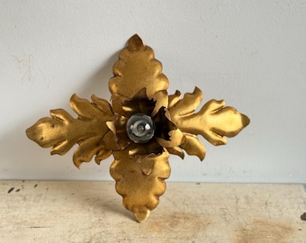 Pequeno lustre antigo italiano em metal dourado estilo Hollywood Regency, luminária de teto embutida, iluminação antiga.