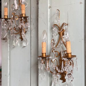 Par antiguo de apliques de 2 luces de Tole dorado con gotas de cristal Apliques de pared italianos Apliques de estilo barroco Apliques de pared italianos antiguos