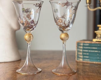 Calici da vino antichi in vetro di Murano con bordo dorato e motivo floreale inciso, calici in cristallo per matrimoni