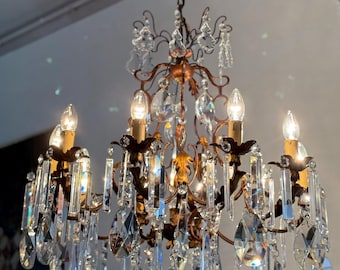 Grande lustre italiano antigo de Tole, luminária de teto de ferro forjado, lustre antigo com gotas de cristal, lustre florentino
