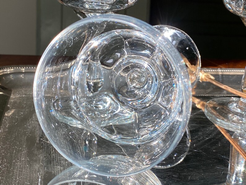 Pu&ograve; includere: Bicchieri di vetro trasparente con un design strutturato unico. Il vetro presenta un motivo a spirale nella coppa ed &egrave; posto su un vassoio d'argento. I bicchieri sono eleganti e adatti per servire bevande.