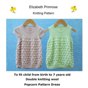 Peut inclure: Deux robes pour bébé tricotées avec un motif en pop-corn. La robe de gauche est rose et la robe de droite est verte. Les robes sont sur des cintres sur un fond bleu clair. Le texte "Elizabeth Primrose Knitting Pattern" est en haut de l'image. Le texte "To fit child from birth to 7 years old Double knitting wool Popcorn Pattern Dress" est en bas de l'image.