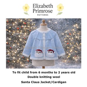 Puede incluir: Chaqueta/cárdigan de punto azul claro de Papá Noel para niños, con ribetes blancos y dos aplicaciones de caras de Papá Noel. La chaqueta se muestra en un maniquí. El texto de la imagen dice "Elizabeth Primrose Patterns".
