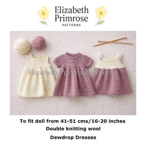 Könnte beinhalten: Drei gestrickte Puppenkleider in Creme und Mauve, mit Garnknäueln und Stricknadeln. Die Kleider sind in verschiedenen Stilen gehalten, darunter ärmellose und kurzärmelige Designs. Der Text lautet "Elizabeth Primrose Patterns" und "Dewdrop Dresses".