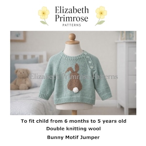 Könnte beinhalten: Hellblauer Strickpullover mit Hasenmotiv auf einer Schaufensterpuppe. Der Pullover hat ein braunes Hasendesign mit einem weißen Bommelschwanz. Der Text "Elizabeth Primrose Patterns" steht oben. Der Text unten lautet "Bunny Motif Jumper".