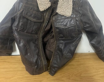 Chaqueta bomber vintage con aspecto de cuero para niños 'John Lewis'