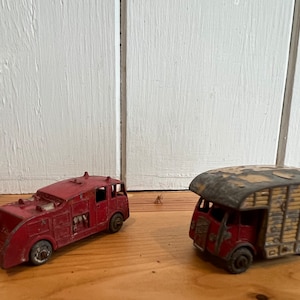 Vintage ‘Lesney’ en Beneros brandweer- en paardentrailervoertuigen