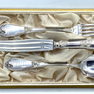Beautifully decorated 3-piece cutlery.