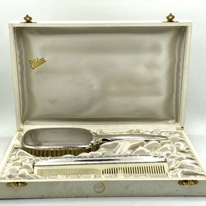 Beautiful 2 piece toilet set. Eldee. silver plated.