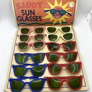 Lunettes de soleil Kiddy. Carte avec 12 lunettes de soleil en plastique en 4 couleurs