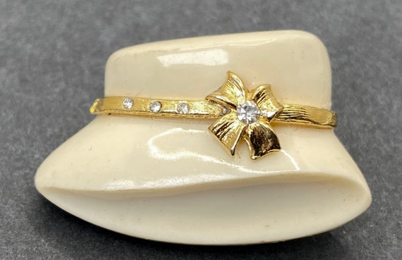 Charming brooch in the shape of a ladies hat. Ear… - image 1