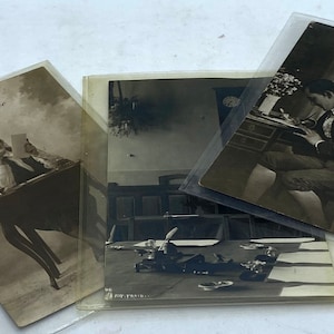 Série de 3 cartes postales anciennes avec des scènes d'écriture