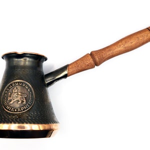 Cafetière arménienne (4 tasses, 330 ml, 11 fl OZ) Jazzve cuivre Jazva Arménie et symboles Erebuni manche en bois