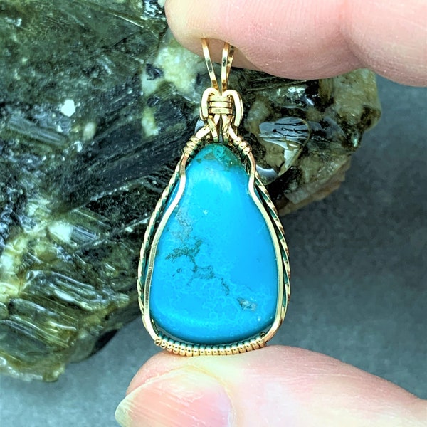 Pendentif en pierre précieuse hémimorphite, véritable couleur bleu profond naturel, cabochon fait main enveloppé de fil rempli d'or 14 carats