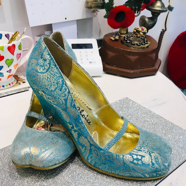 Beautiful Irregular Choice Vintage style Turquoise & Gold Double Toe Shoes, Size 38/UK 5