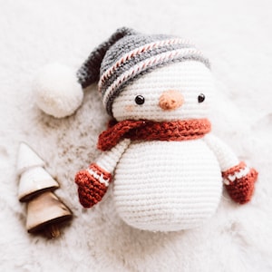 Snowman Crochet Pattern, Snowman amigurumi, PDF crochet christmas snowman with small mitten (English)