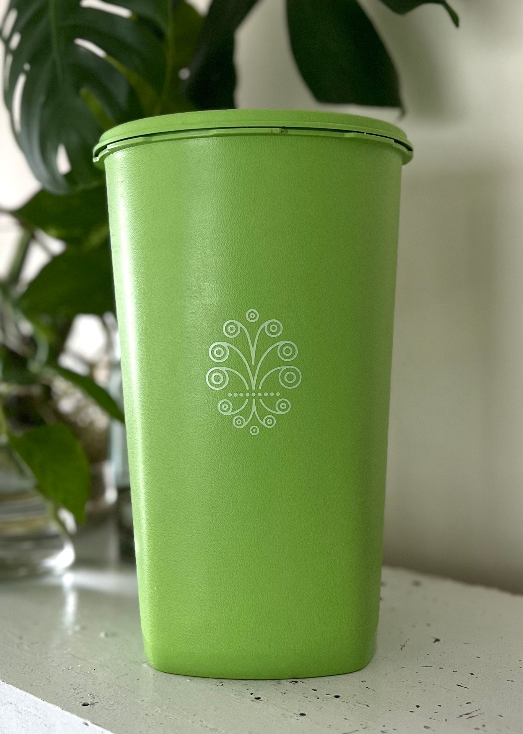 TUPPERWARE Vintage Almond Starburst Canister 264 w/lid Flour or Sugar-EUC