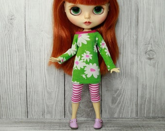 Blythe outfit: green tunic and crimson striped short pants