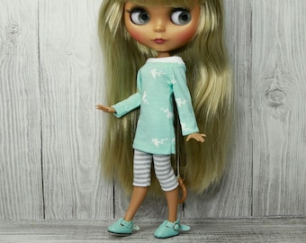 Blythe outfit: light blue tunic and gray striped short leggings