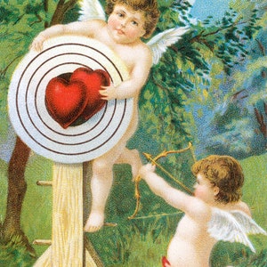 Puede incluir: Ilustración vintage de dos querubines. Uno sostiene un blanco con dos corazones, el otro apunta con un arco y una flecha. Un grupo de corazones rojos descansa en el suelo. La escena está ambientada en un jardín.