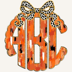 Pode incluir: Um monograma decorativo com as letras "ABC" em pinceladas laranja, brancas e pretas. O monograma é contornado em dourado e tem uma borda ondulada. Um laço com estampa de leopardo coroa o monograma.