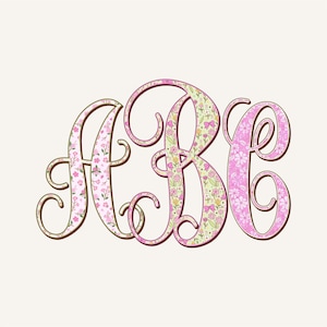 Puede incluir: Una taza de cerámica blanca con un asa negra y el texto "But First, Coffee" en negro, en negrita. La taza está sobre una superficie blanca.