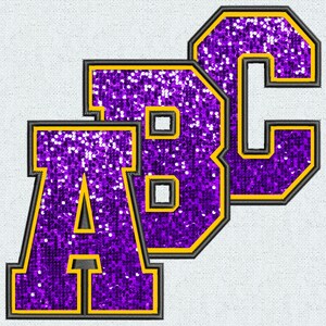 Puede incluir: Letras A, B y C de lentejuelas moradas con contorno amarillo. Las letras est&aacute;n en una fuente de estilo universitario.