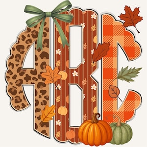 Könnte beinhalten: Ein dekoratives Monogramm mit den Buchstaben ABC, mit Herbstthema. Der Buchstabe A hat ein Leopardenmuster, B hat vertikale Streifen mit Kürbissen und C ein orangefarbenes Karomuster. Kürbisse, Blätter und eine grüne Schleife vervollständigen das Design.