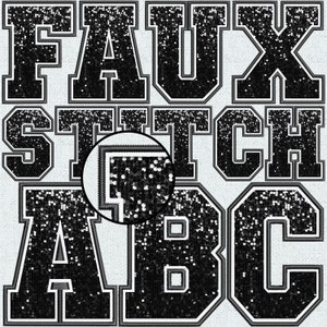 Pode incluir: Letras pretas de couro falso que soletram "FAUX STITCH ABC" com um acabamento brilhante. As letras têm um contorno branco e estão sobre um fundo branco.