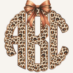 Op de afbeelding: Een monogramontwerp met de letters "ABC" in een luipaardprint. De letters hebben een geschulpte rand en zijn versierd met een bruine strik. De achtergrond is effen gebroken wit.