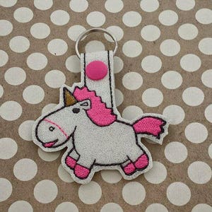 Flauschige Einhorn Druckknopf Registerkarte Schlüsselanhänger
