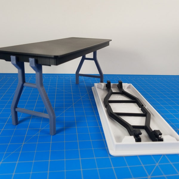 Grande table pliante à l'échelle 1:10 - Pieds pliants - Plusieurs options de couleurs Accessoire miniature imprimé en 3D