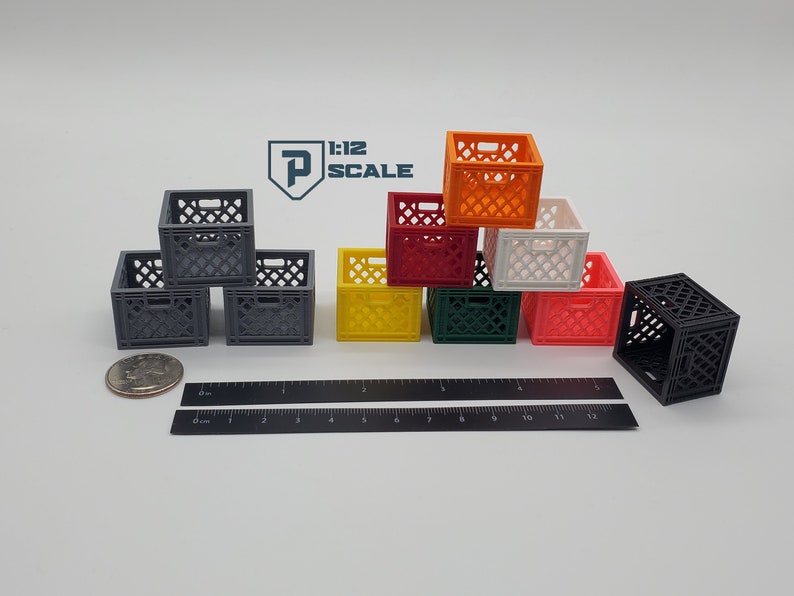 Puede incluir: Un conjunto de diez cajas de leche en miniatura de varios colores, incluyendo rojo, naranja, amarillo, verde, blanco y negro. Las cajas est&aacute;n dispuestas en forma de pir&aacute;mide y miden aproximadamente 3,8 cm de alto. Las cajas est&aacute;n hechas de pl&aacute;stico y tienen un dise&ntilde;o realista. 1:12 SCALE.