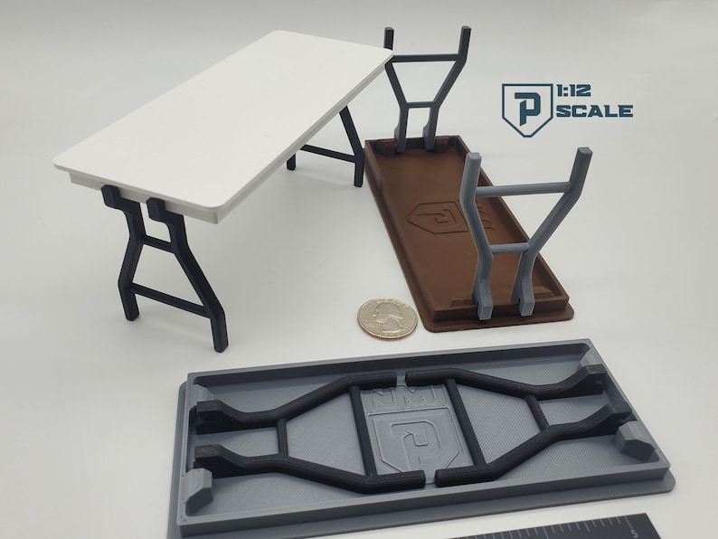 K&ouml;nnte beinhalten: Ein wei&szlig;er Klapptisch mit schwarzen Metallbeinen. Der Tisch ist im Ma&szlig;stab 1:12 und wird in drei verschiedenen Positionen gezeigt. Der Tisch ist zusammengeklappt, ausgeklappt und mit den Beinen unter der Tischplatte zusammengeklappt. Der Tisch ist aus Kunststoff und ein Miniaturmodell.