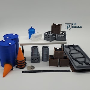 K&ouml;nnte beinhalten: Eine Sammlung von Miniatur-Requisiten f&uuml;r den Modellbau, darunter zwei blaue F&auml;sser, zwei graue F&auml;sser, zwei orangefarbene Verkehrskegel, eine graue Pritsche, ein Stapel brauner Holzkisten, ein Stapel grauer Plastikkisten und zwei durchsichtige Plastikwasserflaschen.