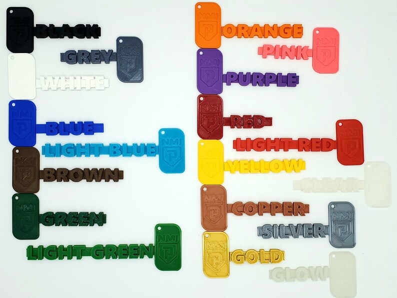 Puede incluir: Un conjunto de 18 muestras de color, cada una con un nombre de color diferente impreso en ella. Los colores incluyen negro, gris, blanco, azul, azul claro, marr&oacute;n, verde, verde claro, naranja, rosa, morado, rojo, rojo claro, amarillo, cobre, plata, oro y brillo.