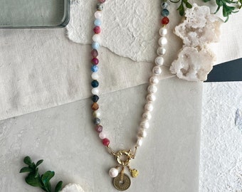 Colar com Pérolas Grossas e Pedras Preciosas: Colar Artesanal com Pingente em Ouro Laminado