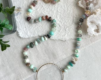 Colar artesanal com pepitas de pedras preciosas: ágata, quartzo e jaspe com círculo cármico em latão.