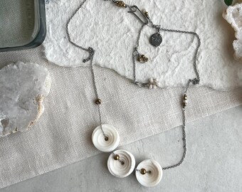 Colar com Pingente de Concha Puka: Mistura de Metais e Detalhes em Latão