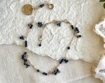 Pulseira delicada de ouro com contas de pedras preciosas: Joias minimalistas e elegantes