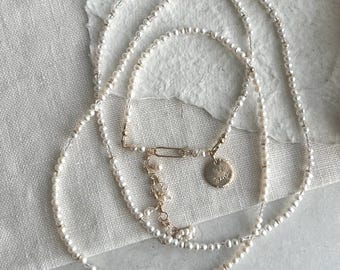 Colar pulseira envolvente com pérolas de água doce e quartzo cristal