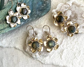 Brincos de flor em bronze forjado à mão: pedra preciosa labradorita, joia exclusiva.