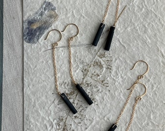 Brincos longos pendentes em ônix preto banhado a ouro 14k