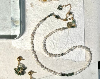 Collier de perles et d'émeraudes, collier de perles de riz, collier d'émeraudes brutes, collier classique de perles et de pierres précieuses, collier de pierres précieuses et de cristaux