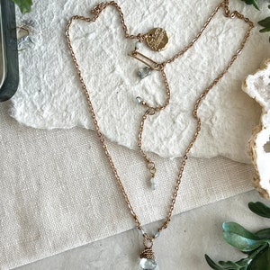 Collar con colgante de topacio azul/Collar minimalista con colgante de piedra preciosa dorada/Collar con colgante de topacio azul envuelto a mano/Regalos hechos a mano para ella