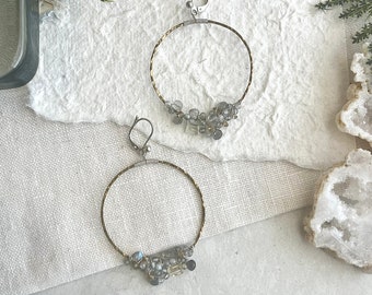 Brincos de argola com pedra preciosa labradorita citrino: estrutura em arame de metal misto.