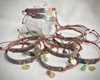 Pulseira do Zodíaco: Bracelete astrológico de cobre estampado à mão com pedra preciosa