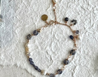 Pulseira delicada banhada a ouro: pingentes de iolita, pérola e cristal.