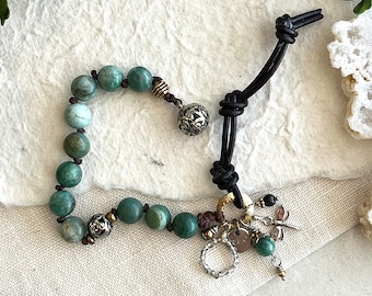 O ponto de partida para um visual boho perfeito: Pulseira de Jade Sangue de Dragão com fecho de bola de prata e couro.